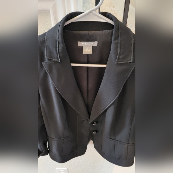 ANN TAYLOR BLACK BLAZER/ SIZE 8 PETITE / TWO BUTTON / ROLLED SLEEVES - Picture 5 of 6